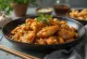 Csirkemell mézes-chilis szószban, szezámmaggal és korianderrel tálalva