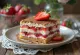 Epres tiramisu rétegezett piskótával és mascarpone krémmel, friss eperrel díszítve