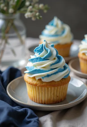 Tengerészeti kék-fehér cupcake tálalva