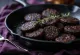 Black pudding klasszikus változat, sült marhahússal, tormával és friss petrezselyemmel