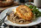 Jägerschnitzel tálalva gombás szósszal és petrezselyemmel