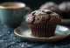 Kakaós muffin tálalva egy tányéron