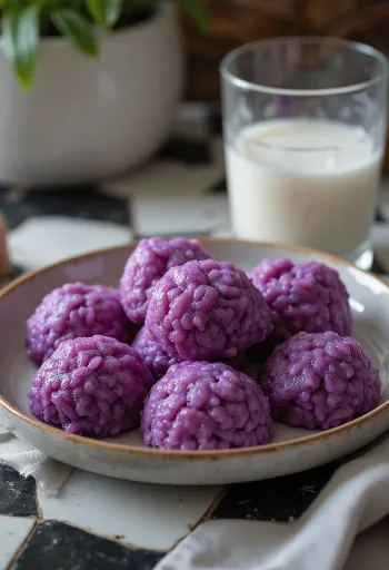 Puto ube-vel, filippínó desszert gazdag ube pürével és kókusztejjel