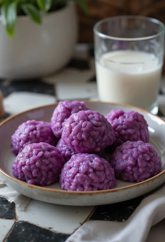 Puto ube-vel, filippínó desszert gazdag ube pürével és kókusztejjel