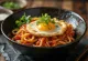 Kimchi tészta gazdag szójaszószban, tojással és zöldhagymával díszítve