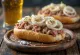 Mettbrötchen tálalva friss hagymával