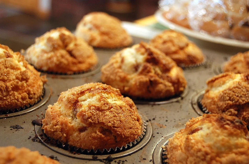 Túrós muffin könnyed, vaníliás tésztával és porcukorral megszórva  
