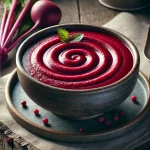 Céklakrémleves selymes textúrával, tejföllel és pirított magvakkal díszítve