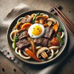 Beef udon frissen tálalva, gazdag szójaszószban sült marhahússal, zöldségekkel és tojással