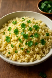 Friss korianderrel tálalt klasszikus couscous