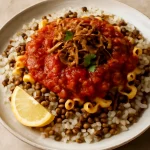 Klasszikus Koshari, egyiptomi étel rizsből, lencséből és makaróniból, gazdag paradicsomos szószban