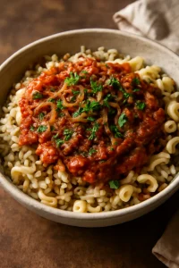 Koshari rizs, lencse és makaróni oregánóval és paradicsomos szószban