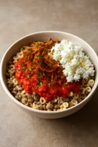 Koshari rizs, lencse, makaróni és túró paradicsomos szószban