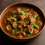 Nihari gombával tálalva, gazdag húsos és fűszeres ragu