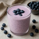 Probiotikus fekete áfonya kefir pohárban, halványlila árnyalatú, gyümölcsös ital