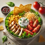 Wrap tál grillezett csirkével, salátával, paradicsommal, kukoricával és tejföllel tálalva