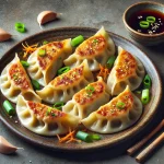 Yuzu Pork Gyoza tálalva ropogós aljjal, citrusos mártogatóval