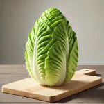 Friss cukorsüveg saláta, világos zöld levelekkel vágódeszkán