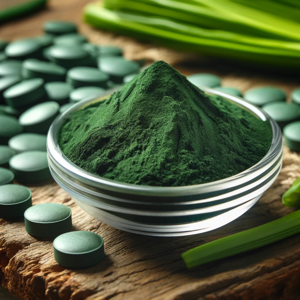 A képen spirulina por látható, gazdag zöld színben, egy kis üvegben elhelyezve, körülötte spirulina tabletták a természetes forrást hangsúlyozva.
