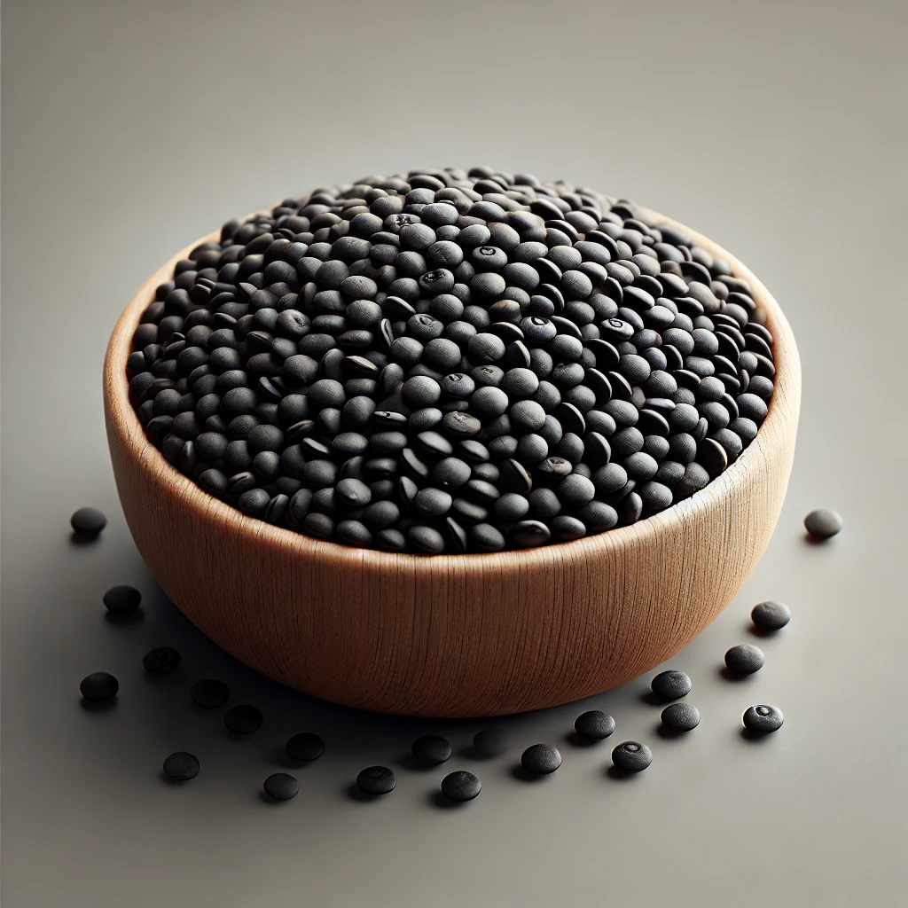 A képen urad dal (fekete lencse bab) magok láthatók, finom textúrával és gazdag, sötét színekkel.