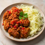 Fűszeres ayam geprek káposztával tálalva