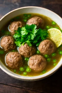 Fűszeres bakso húsgombócok gazdag levesben
