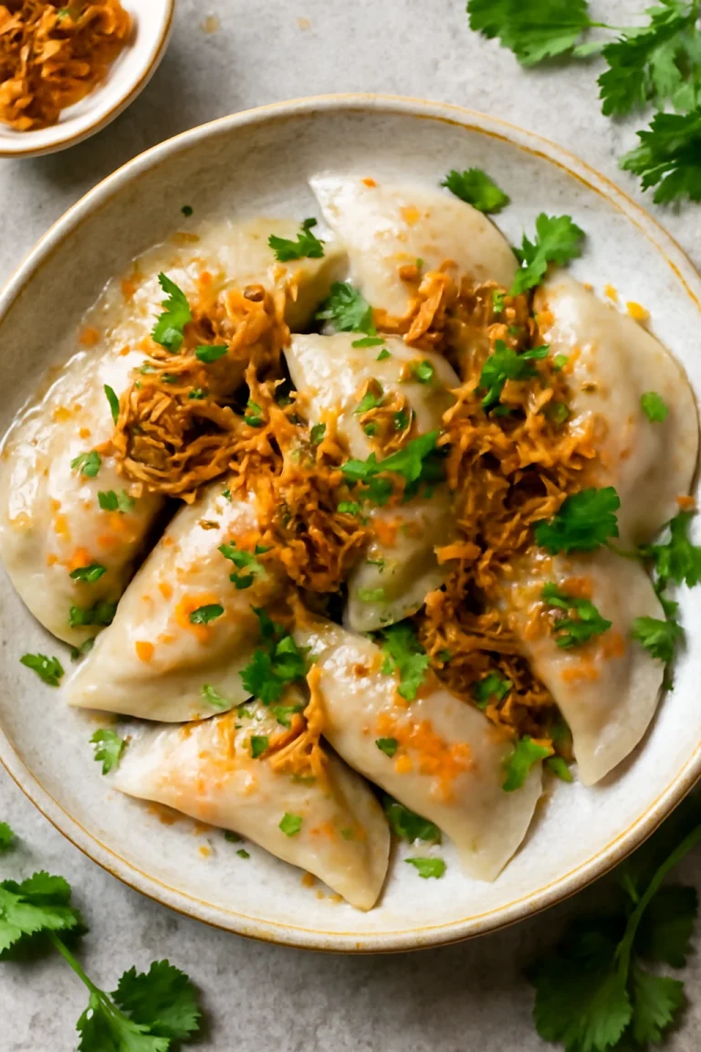 Bánh bột lọc sült hagymával tálalva, friss korianderrel