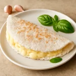 Beiju sajttal töltve, friss bazsalikommal és fokhagymával díszítve