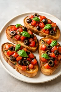 Friss bruschetta olívabogyóval és paradicsomos keverékkel