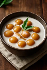Bubur Candil, rizsgolyókkal és kókusztejjel tálalva
