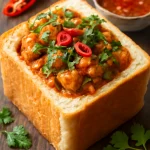Bunny Chow csípős szósszal tálalva
