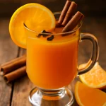 Canelazo con naranja, frissen tÃ¡lalva, fahÃ©jjal Ã©s narancsszeletekkel dÃ­szÃ­tve