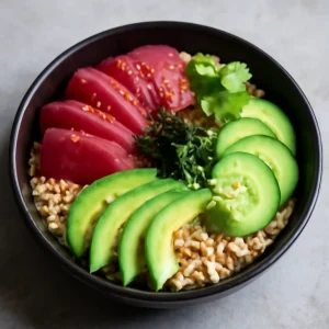 Japán Chirashi tonhallal, friss zöldségekkel és szezámmaggal