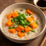 Édesburgonyás Congee, kínai rizs kása édesburgonyával, gyömbérrel és fokhagymával