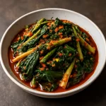 Gat kimchi-mustárlevél kimchi, frissen elkészítve, gazdag piros és zöld színekben