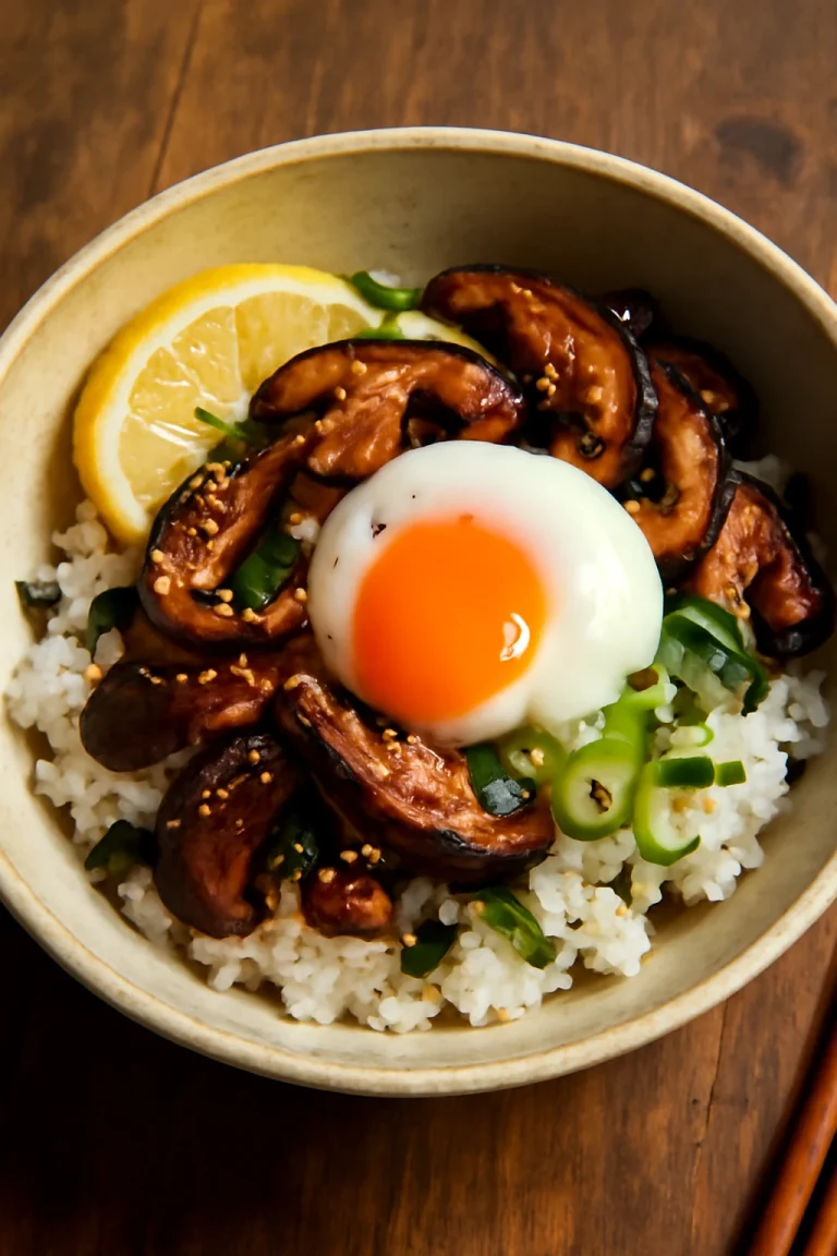 Gombás Sundae, japán étel friss tojással, pirított gombával és szezámmaggal