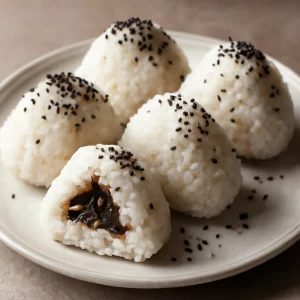 Japán onigiri rizsből és kombu hínár töltelékkel