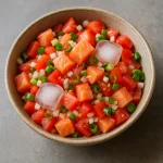 Lomi salmon friss paradicsommal Ã©s zÃ¶ldhagymÃ¡val egy tÃ¡lban, hidegen tÃ¡lalva