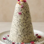 Mákos kulfi jégkrém mák darabokkal és rózsavíz díszítéssel