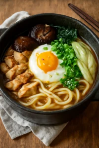 Tálban főzött udon csirkével és zöldségekkel