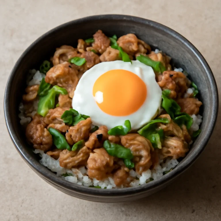 Negi-miso zöldhagyma és miso töltelékű Oyakodon tálalva, friss tojással