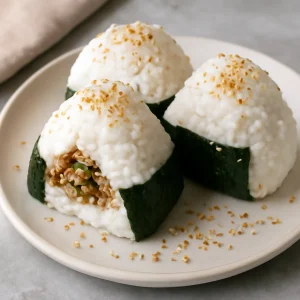 Onigiri zöldhagyma és miso töltelékkel, nori algával és szezámmal