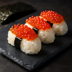 Nigiri ikura, friss lazac ikrával tálalva