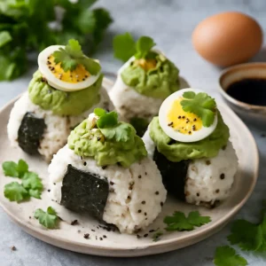 Japán omusubi, avokádóval és friss korianderrel