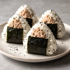 Omusubi tonhales töltelékkel és nori algával