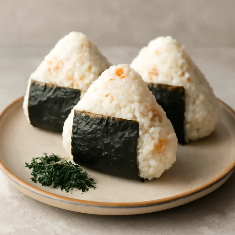 Onigiri rizsgolyó, nori lapba csomagolva