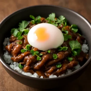 Ínycsiklandó japán étel, onsen tamago tojással és pörkölt hússal