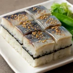 Oshizushi makrélával, zöldségekkel és sésámmaggal díszítve