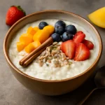 Phirni gyümölcsökkel, friss mangóval díszítve