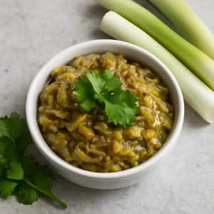 Házi póréhagyma chutney, friss korianderrel tálalva